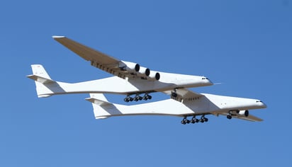 El Stratolaunch, un gigantesco avión de 6 motores con la envergadura de alas más larga del mundo, hizo su primer vuelo.