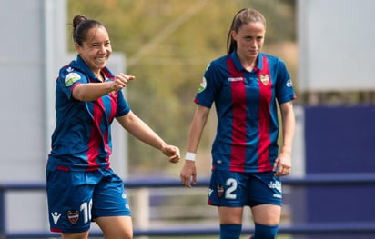 Antes del descanso, al 44, apareció la goleadora del cuadro valenciano Charlyn Corral para el 3-0. (Especial)