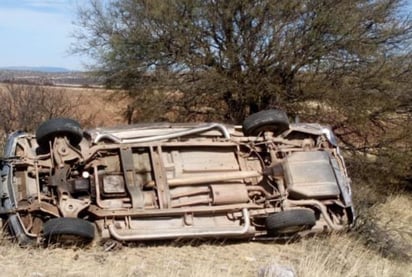 La joven salió volando por una de las ventanillas ya que al parecer no llevaba puesto el cinturón de seguridad y golpeó su cabeza al caer en el suelo. (EL SIGLO DE TORREÓN) 
