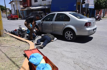 La persona lesionada conducía una motocicleta marca Italika, color negro con rojo, la cual portaba una caja metálica, utilizada al parecer para llevar alimentos. (EL SIGLO DE TORREÓN) 
