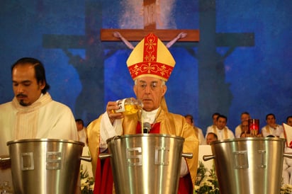 Se trata de la celebración en la que se bendicen los santos óleos, que son utilizados para ungir a los enfermos y a los que serán bautizados. (ARCHIVO)
