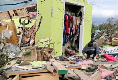 Al menos una persona falleció y unas dos docenas resultaron heridas después de que un supuesto tornado azotó Texas. (AP)