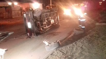 La camioneta terminó volcada sobre su costado derecho en la avenida Universidad de la colonia Villas del Bosque. (EL SIGLO DE TORREÓN) 