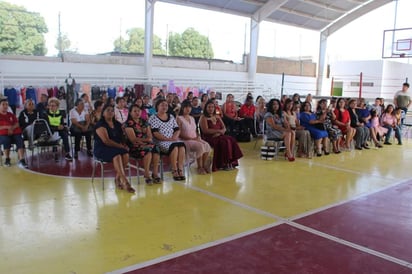 Mujeres matamorenses se gradúan de taller de confección básico y presentan exhibición de las prendas elaboradas durante el mismo. (EL SIGLO DE TORREÓN)