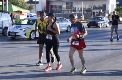 Deportistas de todas las edades en ambas ramas aprovecharon el excelente clima a primera hora del domingo para correr.