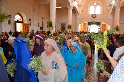 Comienza la Semana Santa con tradicional procesión del Domingo de Ramos en San Pedro Apóstol. (EL SIGLO DE TORREÓN/CLAUDIA LANDEROS)