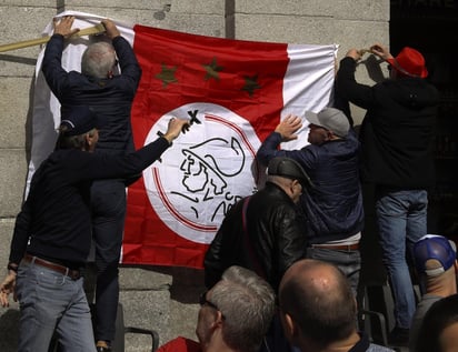 Las fuerzas italianas interceptaron un autobús de hinchas holandeses, comprobando que cinco que viajaban llevaban consigo armas, bengalas y petardos. (ARCHIVO)