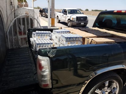 Los agentes decomisaron en una camioneta marca Chevrolet tipo Pick Up de color verde, 480 latas de cerveza de 355 mililitros y 360 botellas de cerveza  de 940 mililitros cada una. (ESPECIAL) 