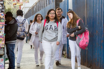 Al filo de las 11:00 horas arribaron a las oficinas de la Secretaría de Salud ocho médicos integrantes de la Asamblea Nacional de Residentes para dialogar con el director de Finanzas de la dependencia, Pedro Flores. (ARCHIVO)