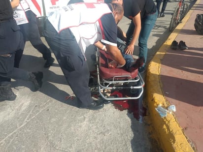 El motociclista terminó con fractura expuesta tras el accidente. (EL SIGLO DE TORREÓN) 