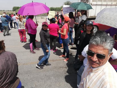 Ciudadanos cerraron la circulación por esta vía donde decenas de vehículos particulares y sobre todo, camiones de carga, están varados a la espera de que se reabra la vialidad. (EL SIGLO DE TORREÓN) 