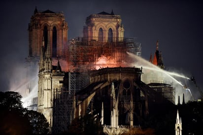 El templo de Nuestra Señora (Notre Dame en francés) es la sede de la Arquidiócesis de París y es una de las edificaciones más emblemáticas del estilo gótico, dedicada a María, madre de Jesucristo, en la religión católica. (ARCHIVO)