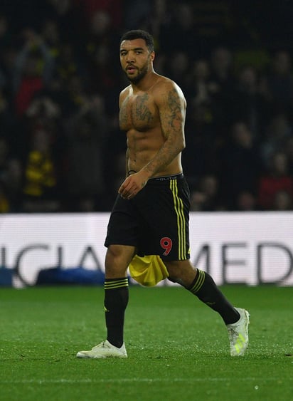 El jugador de Watford Troy Deeney abandona el campo luego de recibir una tarjeta roja durante el partido de la Premier League ayer.