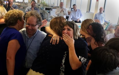 Periodistas del diario South Florida Sun Sentinel celebran el agridulce honor de ganar el Premio Pulitzer al Servicio Público por su cobertura a la masacre en la secundaria de Parkland. (AP)