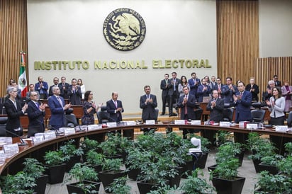 Un centenar de funcionarios del Instituto Nacional Electoral (INE) consiguió suspensiones provisionales o definitivas de amparo contra la Ley Federal de Remuneraciones, por lo que temporalmente mantendrá sus ingresos de 2018. (ARCHIVO)