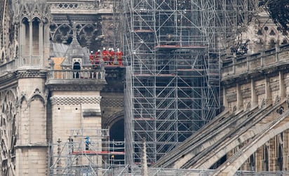 Este martes pudo ser extinguido completamente el fuego en la catedral de Notre Dame. (AP)