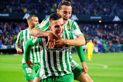 El Betis informó en un comunicado de que 'ha hecho efectivo el traspaso definitivo del centrocampista argentino, que firma un nuevo contrato hasta 2023'.