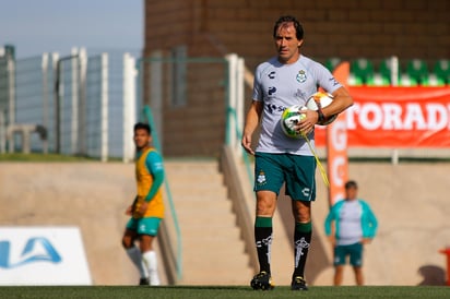 El timonel charrúa se presentó ante el plantel junto a su cuerpo técnico. (Jam Media)