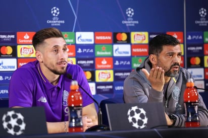 El entrenador del Porto, el portugués Sergio Conceiçao (d), y el centrocampista mexicano Héctor Herrera (i) asisten a una rueda de prensa en el Estadio do Dragão.