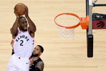 Kawhi Leonard (2) anotó 37 puntos en la victoria de los Raptors de Toronto 111-82 sobre el Magic de Orlando.