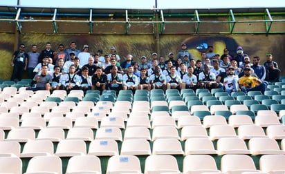 El plantel se tomó una foto junto al nuevo mural que adornará el Estadio Nou Camp. (Especial)