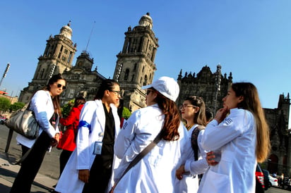 Este miércoles a las 15:00 horas, representantes de la Asociación Nacional de Médicos Residentes sostendrán una nueva reunión con las autoridades de la Secretaría de Salud, para tratar los casos de galenos que aún no reciben sus quincenas y bono sexenal. (ARCHIVO)