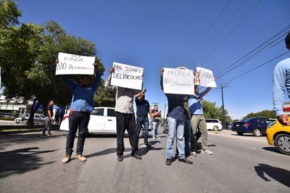 Decenas de choferes de Uber bloquearon de manera parcial el bulevar Independencia. (ERNESTO RAMÍREZ) 