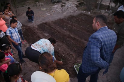 Realizan entrega de plantas en comunidades rurales para que las familias establezcan huertos en sus patios. (EL SIGLO DE TORREÓN)