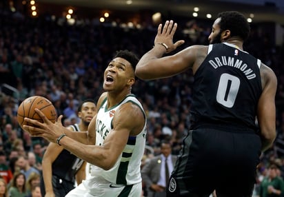 Giannis Antetokounmpo (i) tuvo una buena noche al meter 26 puntos y bajar 12 rebotes en la victoria de los Bucks sobre Pistons.