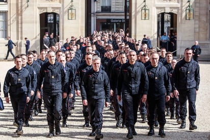 Los bomberos que extinguieron el fuego en la catedral de Notre Dame fueron homenajeados. (EFE) 