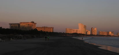 Durante la mañana de este jueves, la Secretaría de Turismo del estado de Guerrero informó que todos los destinos turísticos de la entidad registran una gran afluencia de turistas, por lo que ya se encuentra al 84 por ciento de su capacidad. (ARCHIVO)