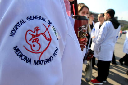 Autoridades de salud de México cumplieron en su totalidad con los pagos pendientes de tres quincenas y el reembolso del bono sexenal a médicos residentes que habían protestado debido a la falta de este pago, confirmó este jueves a Efe la doctora Karen Arteaga. (ARCHIVO)