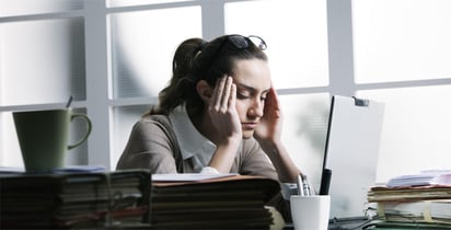 Las mujeres, quienes se incorporan en un número cada vez mayor al mundo laboral, son más propensas a trabajar en formas atípicas de empleo y corren mayores riesgos de sufrir trastornos musculo-esqueléticos. (ARCHIVO)
