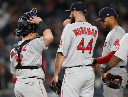 El receptor Christian Vázquez (7) junto al pitcher de relevo Brandon Workman (44) y el parador en corto Xander Bogaerts durante el partido del miércoles en Nueva York ante los Yanquis. (AP)