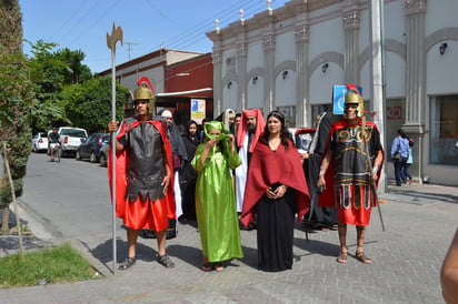 Se trata de un recorrido de 2.1 kilómetros de todos los actores quienes son vistos por más de tres mil espectadores durante el trayecto. (EL SIGLO DE TORREÓN)