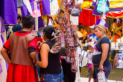 Nazarenos y actores que participarán en la 176 Representación de la Pasión de Cristo, en Iztapalapa, compran los últimos artículos para sus atuendos. (NOTIMEX)