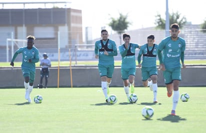 Jugadores del Santos Laguna durante el entrenamiento de ayer en el Territorio Santos Modelo, de cara al partido de la jornada 15. (EL SIGLO DE TORREÓN/JESÚS GALINDO)