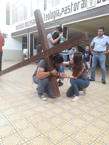 En la tercera, en la séptima y en la novena estación Jesús de Nazaret cae al piso con la cruz. (EL SIGLO DE TORREÓN)