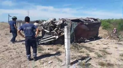 La camioneta GMC salió del camino y vio varias vueltas sobre sí misma antes de ser tenedora por la cerca de alambre de púas junto a la carretera. (EL SIGLO COAHUILA)



