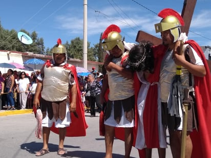 Cientos de fieles para presenciar la representación del juicio que realizó Poncio Pilatos contra Jesús, donde determinaron mandarlo a la crucifixión.