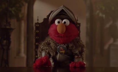 
El entrañable Elmo visitó a los hermanos que no se apoyan entre sí, Cersei Lannister (Lena Headey) y Tyrion Lannister (Peter Dinkagle), y con su mensaje en pro del respeto busca que se unan.