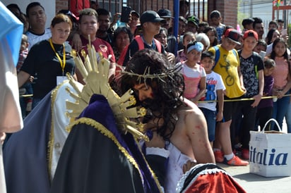 El tortuoso camino hacia la muerte de Jesucristo para el perdón de los pecados, fue recordado con el tradicional Viacrucis. (EDITH GONZÁLEZ)