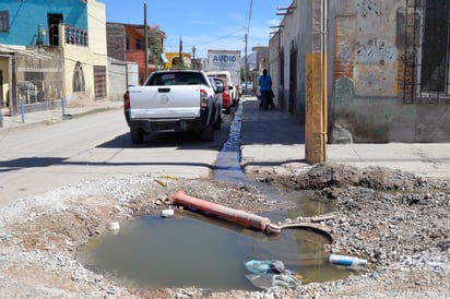 Aguas negras recorren casi tres cuadras del sector Centro de Matamoros. (EL SIGLO DE TORREÓN)