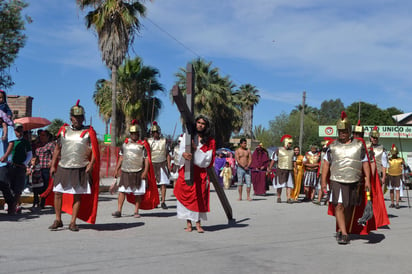 Miles de sampetrinos se reúnen cada año para realizar y presenciar esta representación de la Pasión de Cristo con el tradicional Vía Crucis que recorre todo la calle Hidalgo de la ciudad. (EL SIGLO DE TORREÓN)