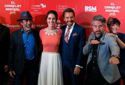 Elenco. Damián Alcázar, Bárbara Mori y Eugenio Derbez. (AP)