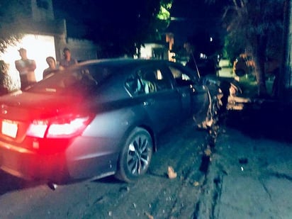 El conductor de la unidad argumentó que se trabó el pedal del acelerador y no pudo controlar el auto. (EL SIGLO DE TORREÓN)