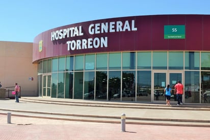 Paramédicos de la Cruz Roja arribaron al lugar para atender a la mujer y a uno de los menores, mismos que fueron trasladados a las instalaciones del Hospital General. (ARCHIVO)