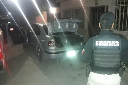 Elementos auxiliaron al joven de 20 años que fue localizado en el interior de la cajuela de un auto, con heridas en el cuerpo.