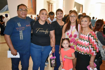 Gerardo, Nohemí, Verónica, Lizbeth, Montse y Keta.