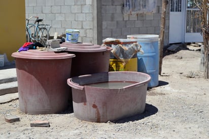 Habitantes de Atalaya se ven obligados a almacenar agua, debido a que desde que se instaló el establo y un corral de cabras, el agua escasea.